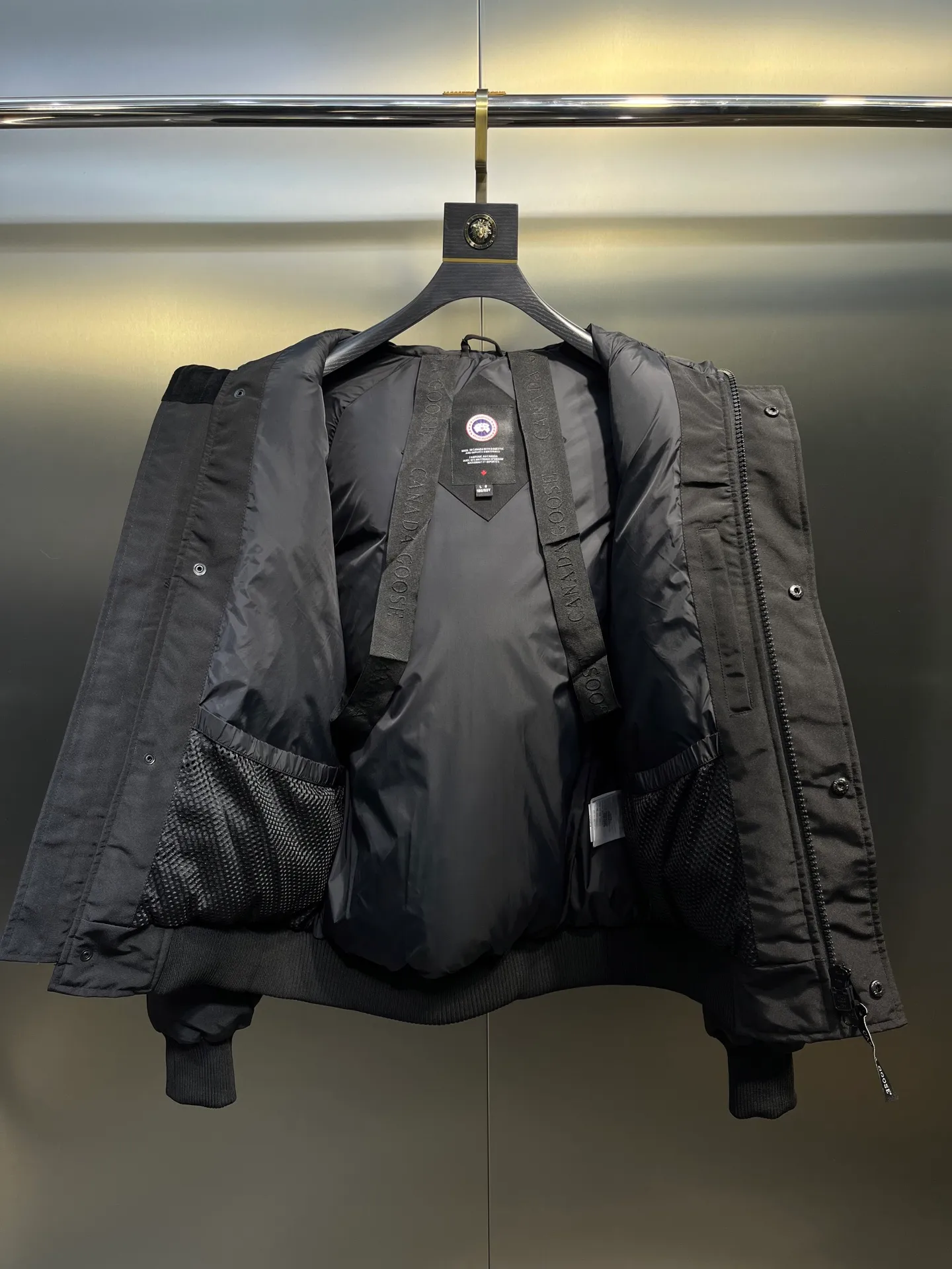P720 high-end version black (new version of Big Goose 01) Canada Goose Canada Goose #Chilliwack 7999M bomber jacket short down jacket/01 model #Men and Women Same Style# ➖ Genuine synchronous anti-counterfeiting chip sensor! ➖ Imported 21S polyester-cotton blended original fabric [last year’s 16S/18S hard fabrics have been completely eliminated, this year all use 21S genuine synchronous fabrics, the soft mid-strap feels delicate and textured], genuine synchronous Feather-Light 10D waterproof coating fabric, made of 84.5 polyester fiber and 15.5 cotton, 100% the best feel in the entire network! ➖ The genuine official website is synchronized with the national standard 80 white duck down, you can check the official website customer service, there will never be a series of misleading claims such as 90 down or goose down! ➖ Using the best nylon lining with double double-layer sealing design, velvet-proof No. 7 needle + grid-filled down ready-made garments, there is 100% no so-called velvet running! ➖ The cuffs are designed with thickened seamless threads, and the collar and pockets are lined with top-quality polar fleece to keep you warm and comfortable! ➖ Yoshida YKK provides original custom-made electroplated sliders. YKK two-way lockable zippers are tight and smooth and will not peel off paint! ➖ 3M composite guarantees that the Velcro is the same as the original, durable, and all accessories and hardware are custom-made! ➖ Imported BEHRINGER embroidery machine to customize the 10,000-needle embroidery logo, 98% of which can be reproduced to restore the original logo. You can check and compare on the official website! ➖ The fur collars are all made of large pieces of Western Canadian blue wolf hide, ensuring that each fur collar is 13-15cm wide!   Size:XS-XXL